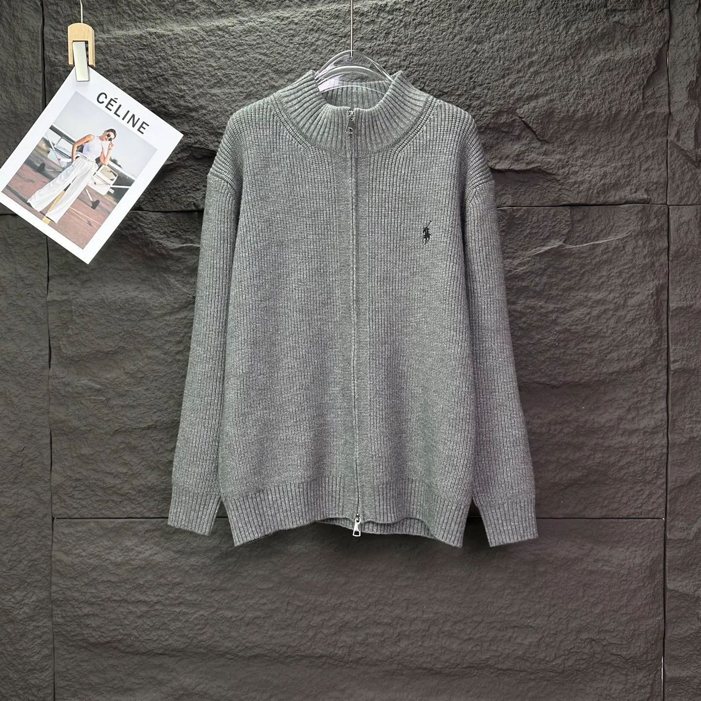 P340 Ralph Lauren 2025 new classic embroidered logo couple style zipper knitted sweater 🔥High version🔥High version🔥 The fabric is made of 32-count cotton yarn blended material, which is skin-friendly and does not stick to the body. It does not cause pilling. It feels very soft and super comfortable. It is fashionable and personalized. It is a super versatile and beautiful knitted sweater. It is very suitable for both men and women. It is a must-have for everyone. Packaging, tag, collar label, washed wheat, complete👍 Color: black, gray Size: M-2XL